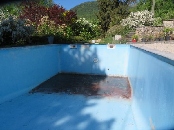 image d'une piscine coque polyester à rénover